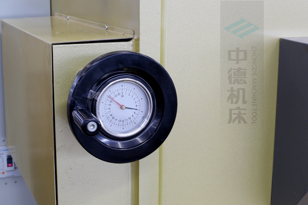 ZDG-640刀片間隙調(diào)節(jié)裝置，設(shè)置在機架前面，并有刻度顯示，調(diào)節(jié)方便.jpg